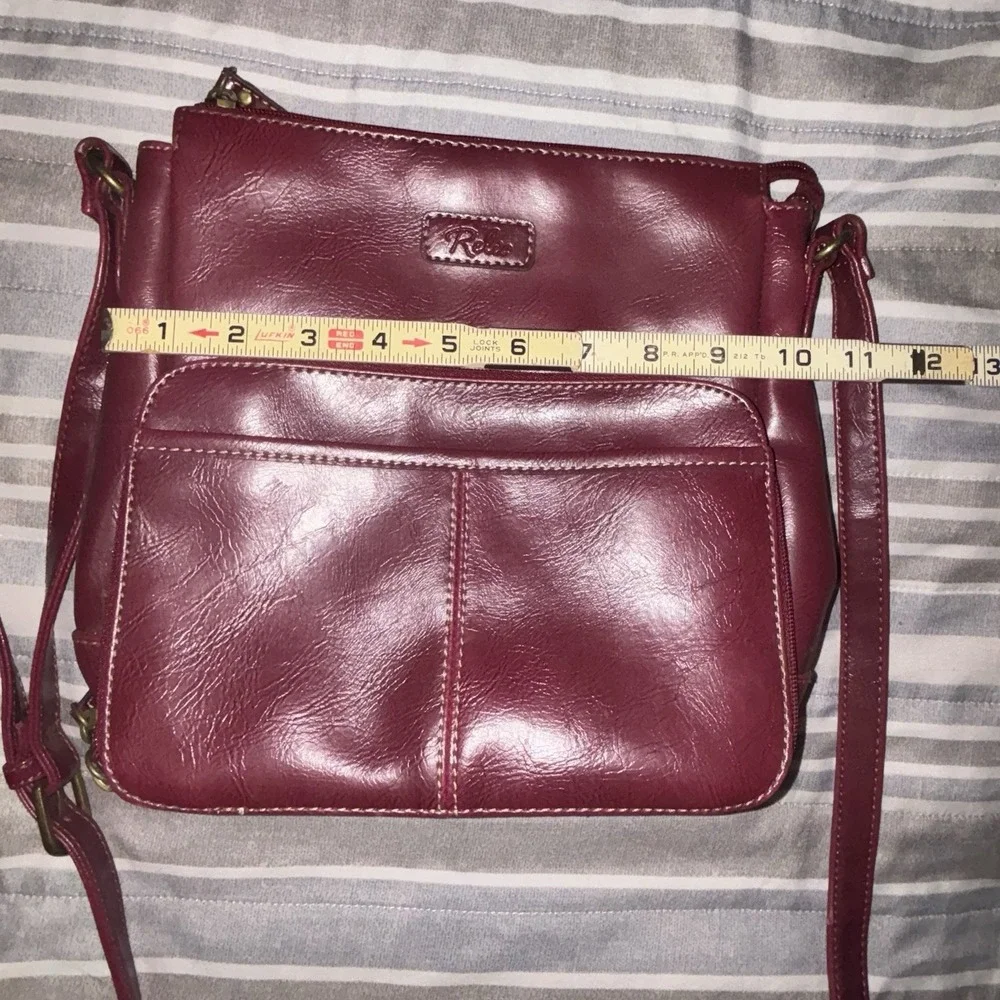 Relic Burgundy Crossbody Bag Zip Adjustable Strap Inner Pockets Gold Hardware